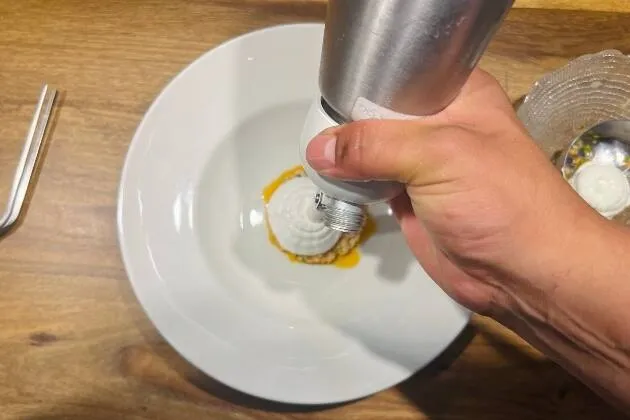 Salmorejo con crema de queso de cabra y helado de yuzu