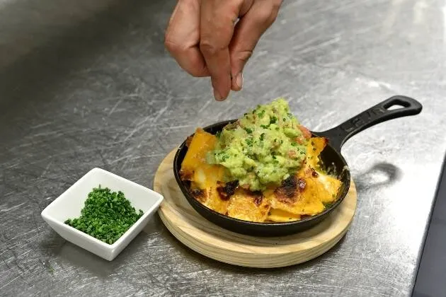 Nachos a la brasa con queso fundido, guacamole y pico de gallo