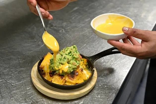 Nachos a la brasa con queso fundido, guacamole y pico de gallo