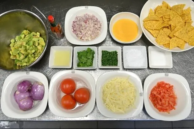 Nachos a la brasa con queso fundido, guacamole y pico de gallo