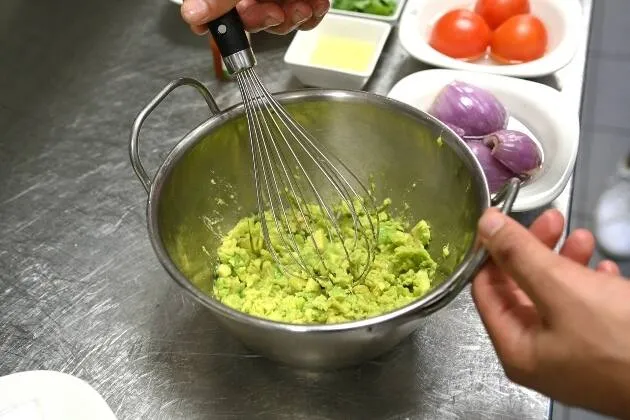 Nachos a la brasa con queso fundido, guacamole y pico de gallo