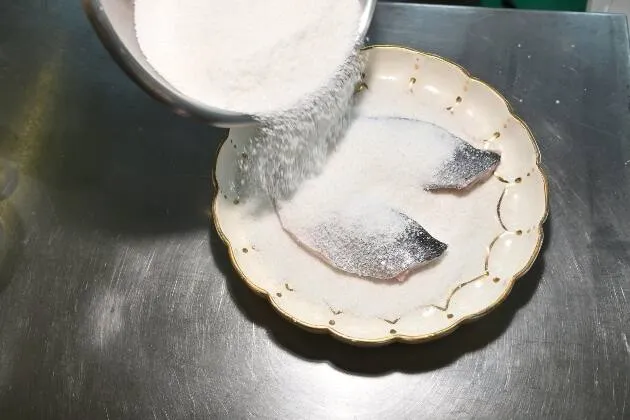 Dorada curada con eneldo, rabanitos, uvas blancas y vinagreta de limón