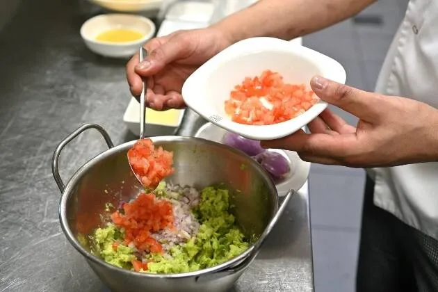 Nachos a la brasa con queso fundido, guacamole y pico de gallo