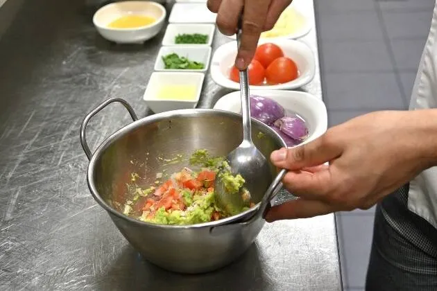 Nachos a la brasa con queso fundido, guacamole y pico de gallo