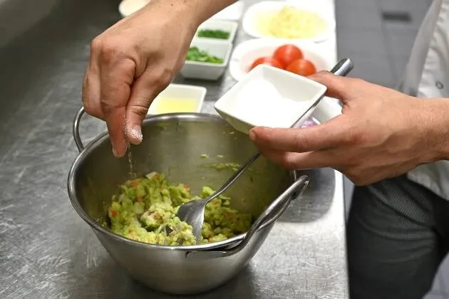 Nachos a la brasa con queso fundido, guacamole y pico de gallo