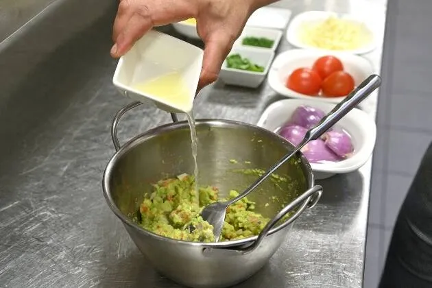 Nachos a la brasa con queso fundido, guacamole y pico de gallo
