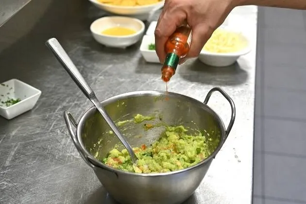 Nachos a la brasa con queso fundido, guacamole y pico de gallo
