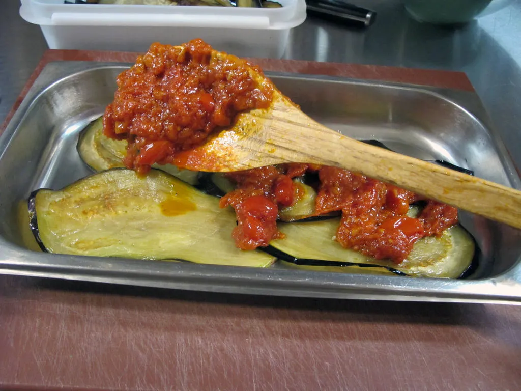 Mientras se precalienta el horno, cogeremos una bandeja o molde para montar la estructura del plato.