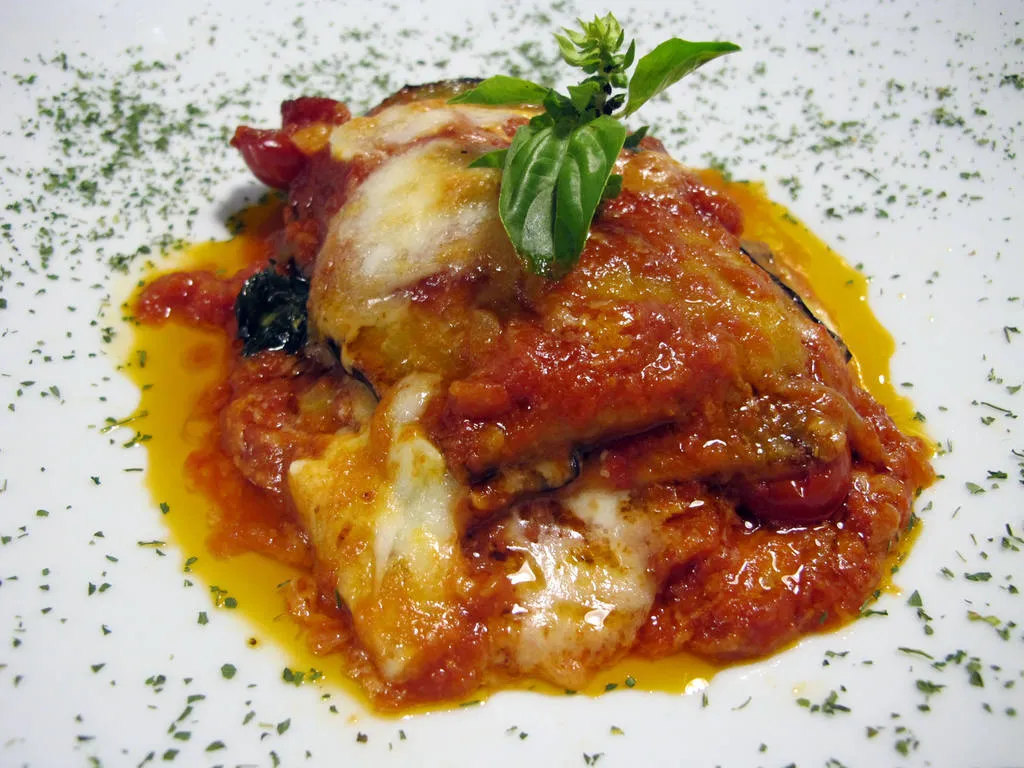 Cortar en porciones y servir. Hay que tener en cuenta que tradicionalmente este plato se sirve tanto caliente como frío, por lo que esta elección dependerá del gusto de cada uno. 