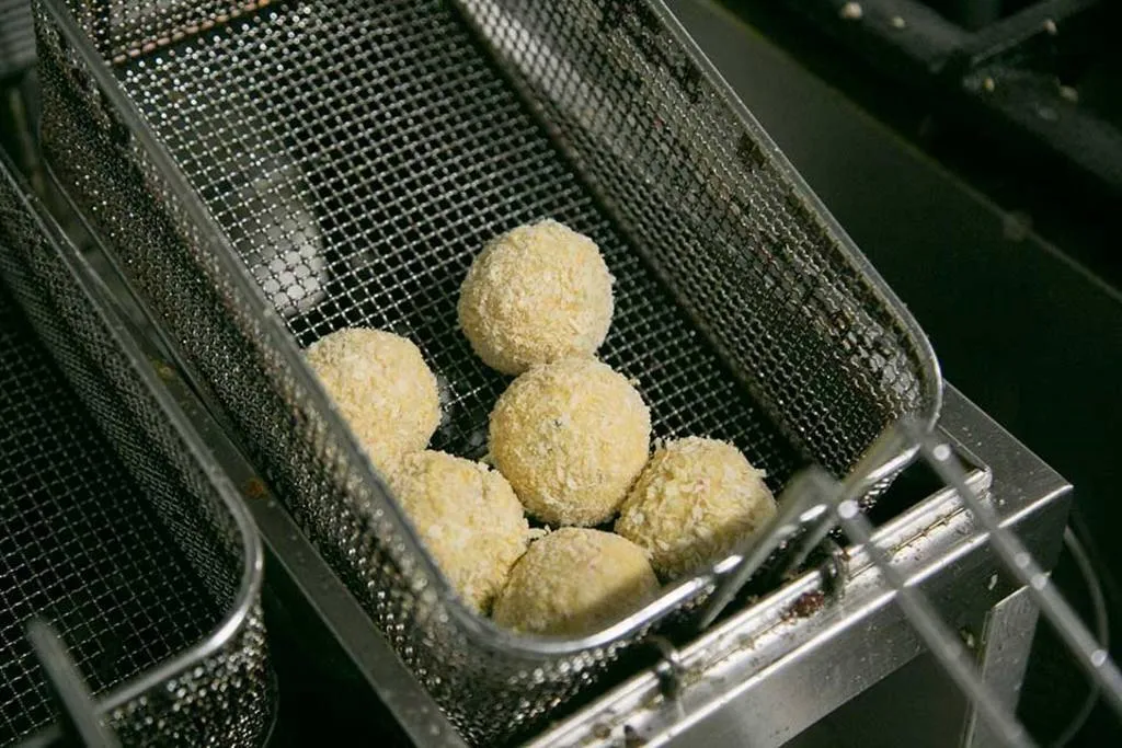 Pasamos las croquetas por harina, por huevo y por pan rallado y las freímos.