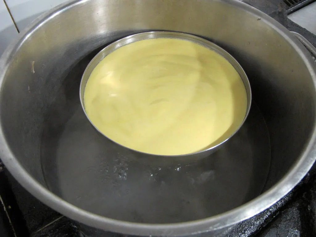 En una olla con agua hirviendo, introducir el molde, tapar con un paño y sellar con otra olla encima. Cocinar de esta manera durante 30 minutos.