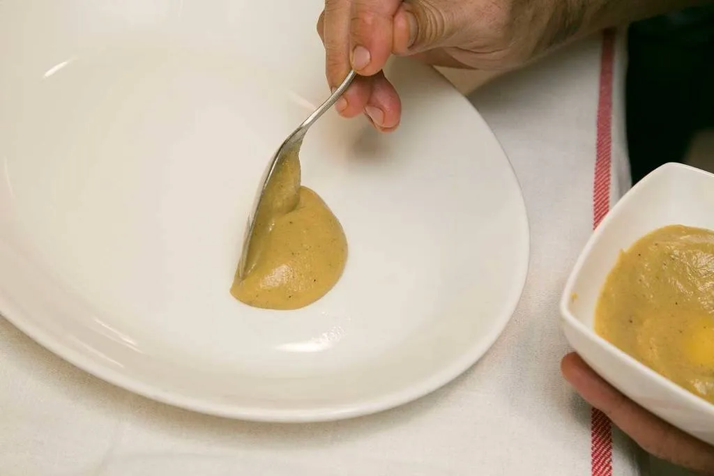 Disponer sobre un plato el puré de berenjena y colocar la ventresca de atún encima.