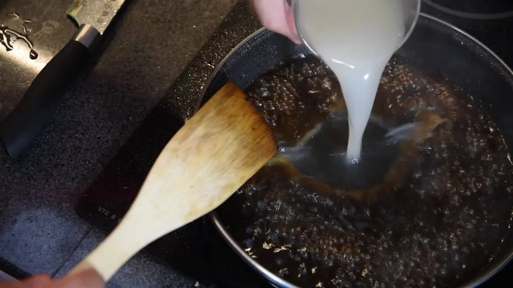 Desglasamos con el coñac, el caldo y el café. Reducir hasta espesar.