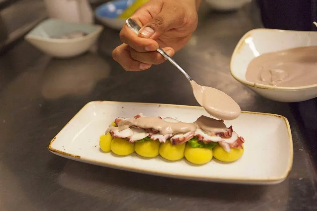 Luego pasamos a bañarlo todo con la salsa de olivo.