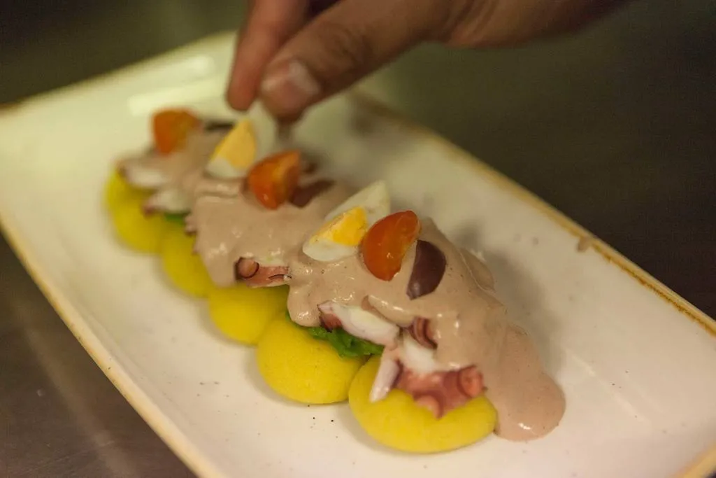 Para terminar, colocamos huevos, tomate cherry y aceituna, todo ello cortado.