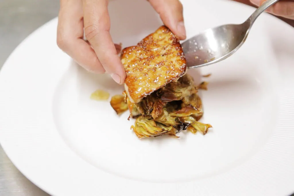 Acachofas fritas con escalope de foie en salsa de Oporto