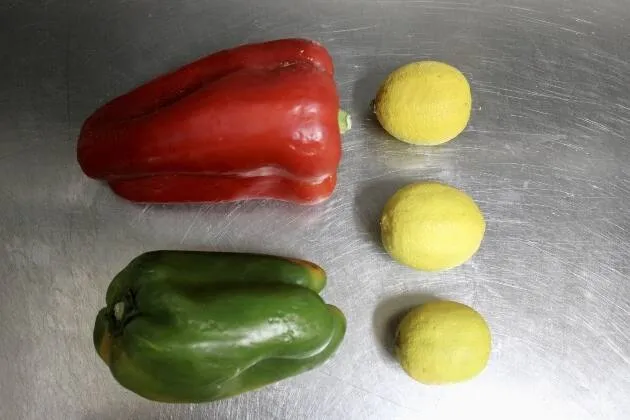 Ensalada de garbanzos y verduras con aliño de lima
