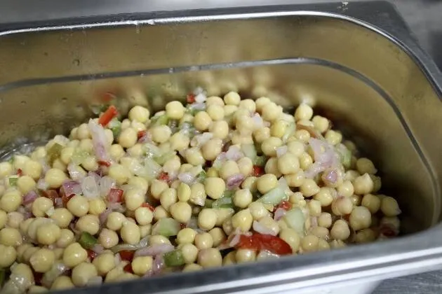 Ensalada de garbanzos y verduras con aliño de lima