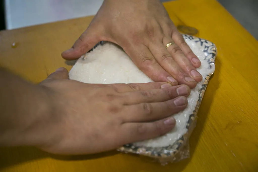Salmón flameado con sushi rice y reducción de soja