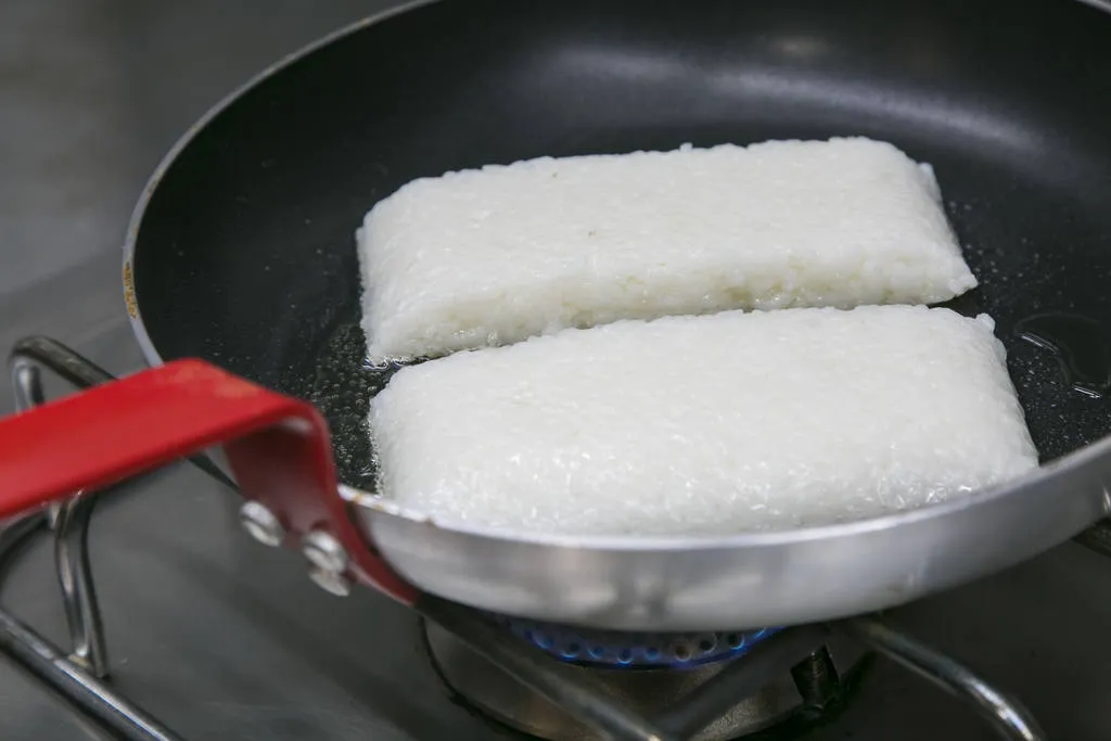 Salmón flameado con sushi rice y reducción de soja