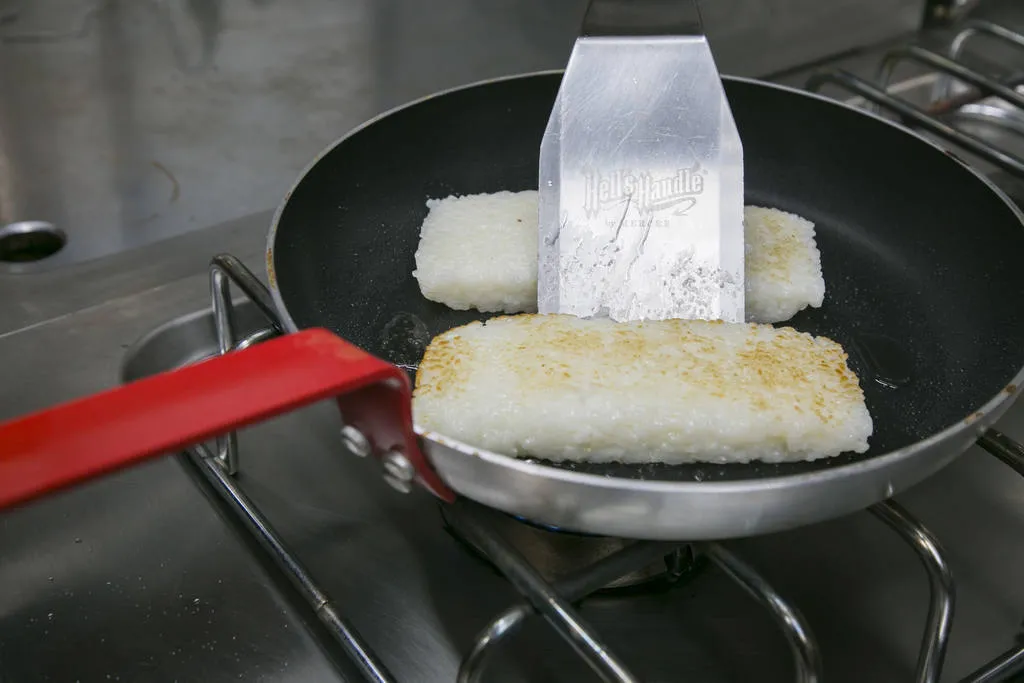 Salmón flameado con sushi rice y reducción de soja