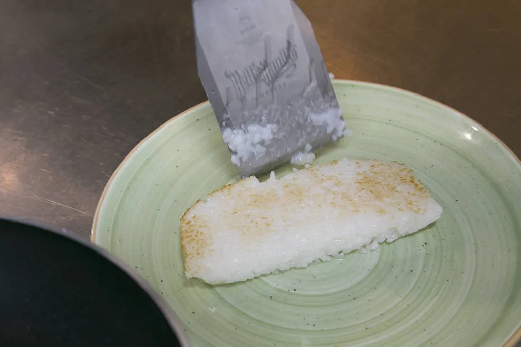 Salmón flameado con sushi rice y reducción de soja
