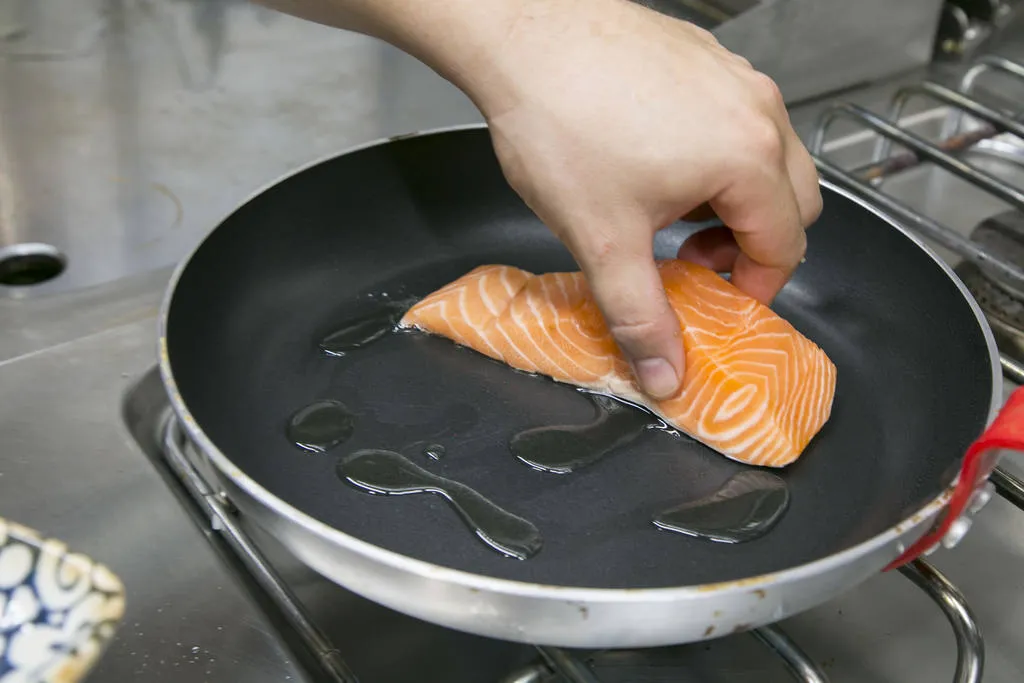 Salmón flameado con sushi rice y reducción de soja