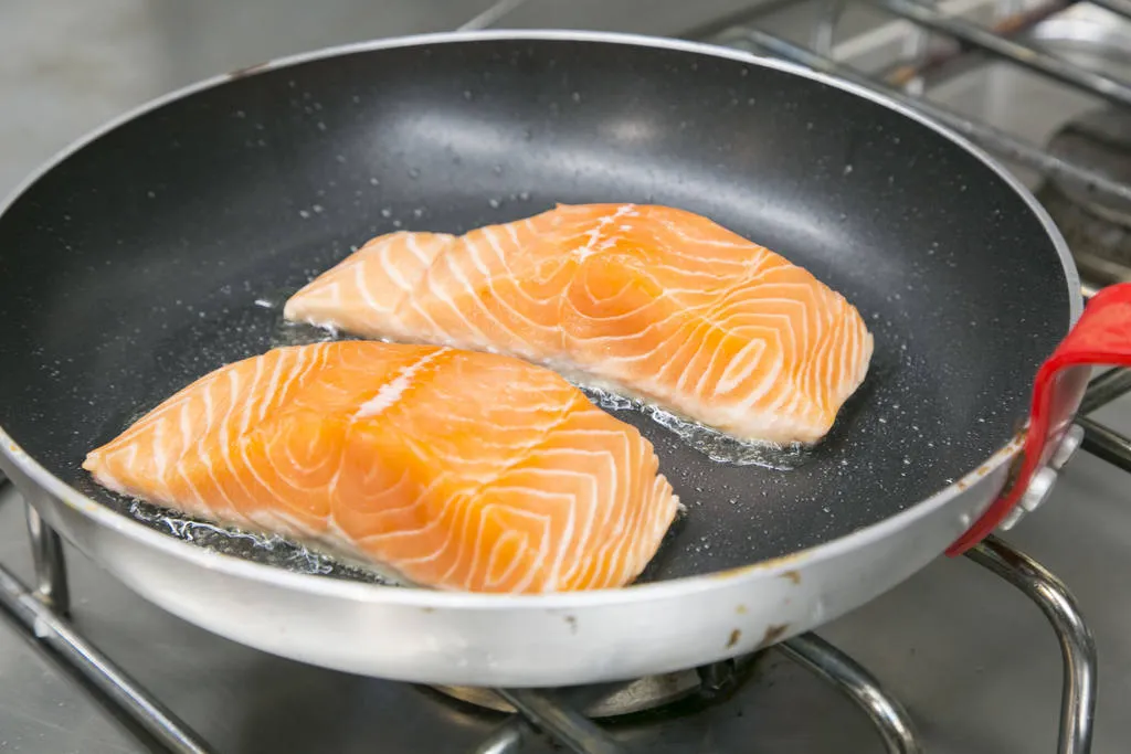 Salmón flameado con sushi rice y reducción de soja