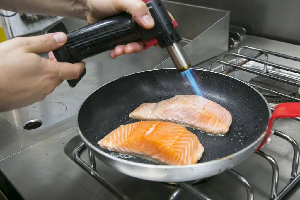 Salmón flameado con sushi rice y reducción de soja