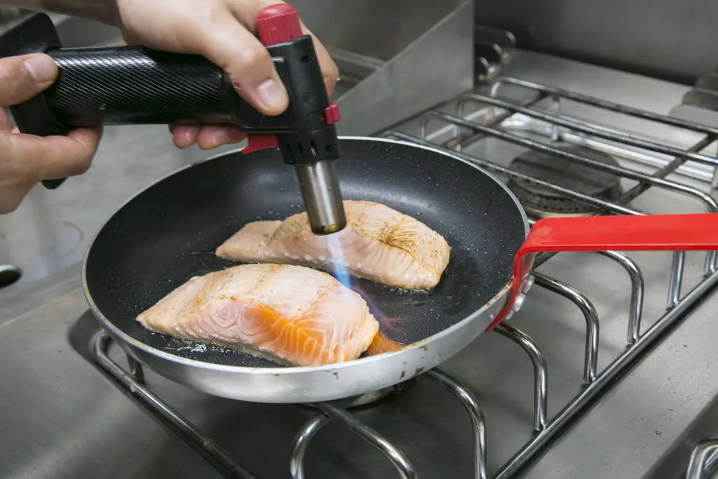 Salmón flameado con sushi rice y reducción de soja