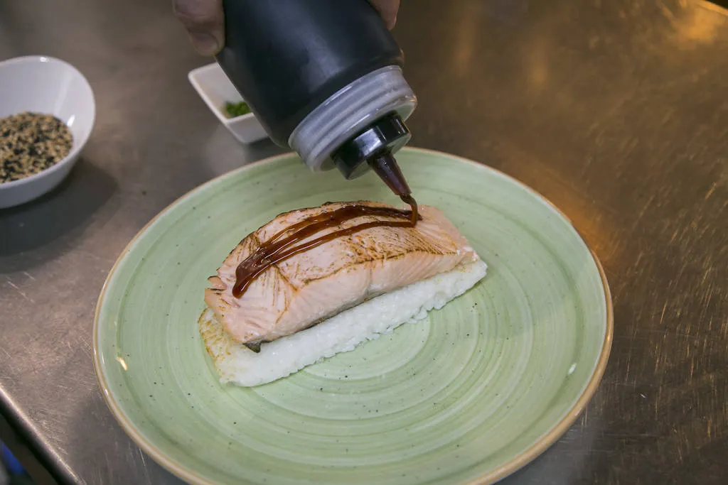 Salmón flameado con sushi rice y reducción de soja