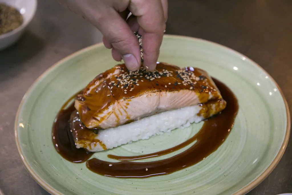 Salmón flameado con sushi rice y reducción de soja