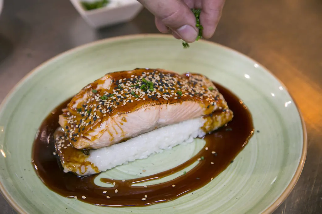 Salmón flameado con sushi rice y reducción de soja
