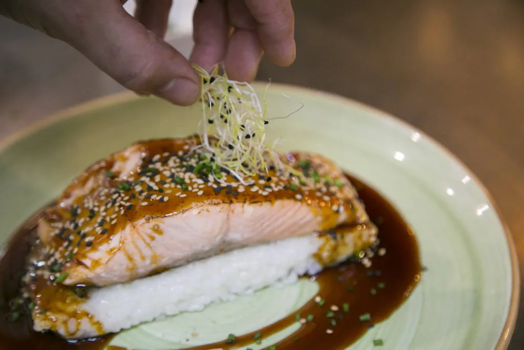Salmón flameado con sushi rice y reducción de soja