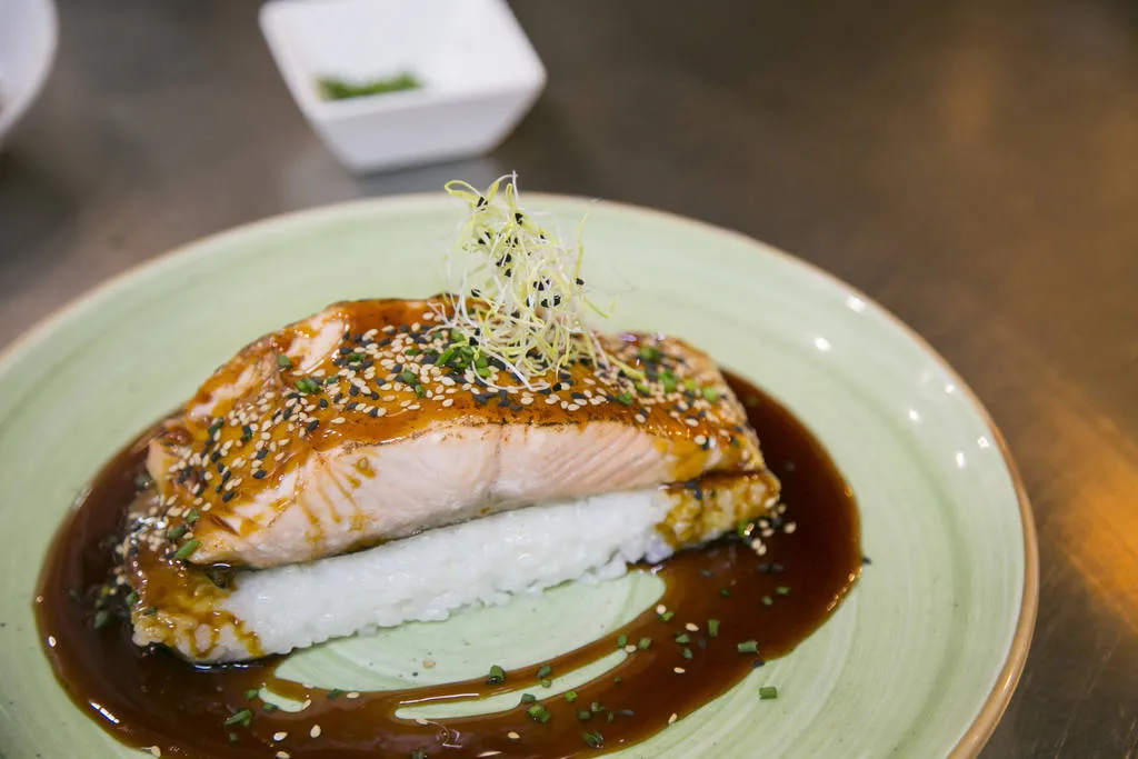 Salmón flameado con sushi rice y reducción de soja
