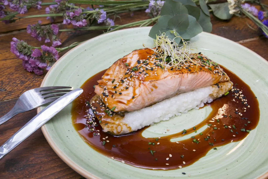 Salmón flameado con sushi rice y reducción de soja