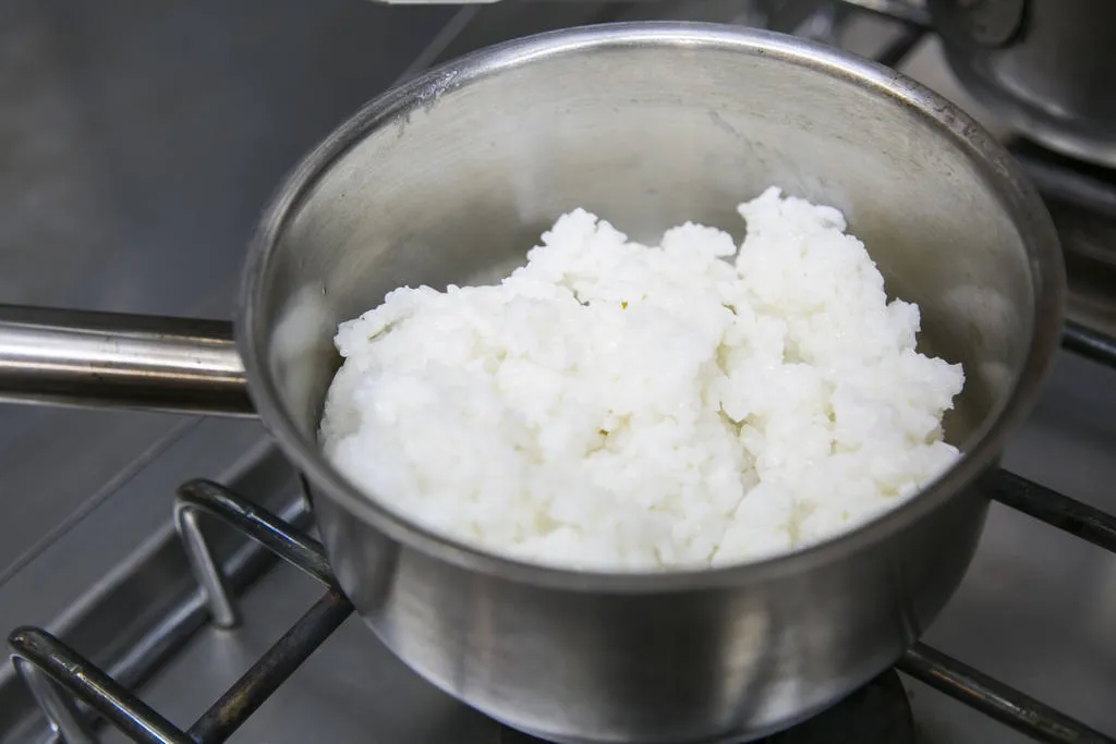 Salmón flameado con sushi rice y reducción de soja