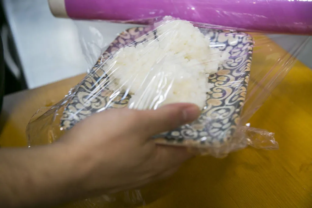 Salmón flameado con sushi rice y reducción de soja