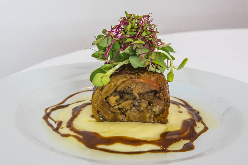 Cochinillo con su jugo y parmentier de patata
