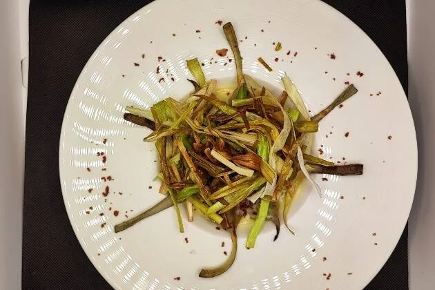 Alcachofas salteadas con crema de ajo blanqueado