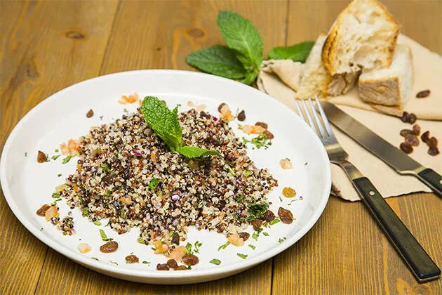 Tabulé de quinoa roja, blanca y negra