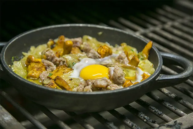 Rebozuelos con butifarra del perol y cebolla confitada
