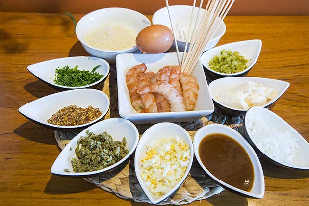 Brochetas de langostino crujiente con salsa tártara asiática