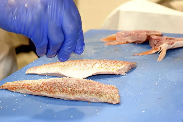 Salmonete confitado en AOVE