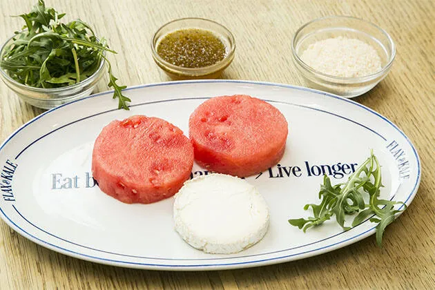 Síndria a la graella amb formatge de cabra i salsa sweet mint 
