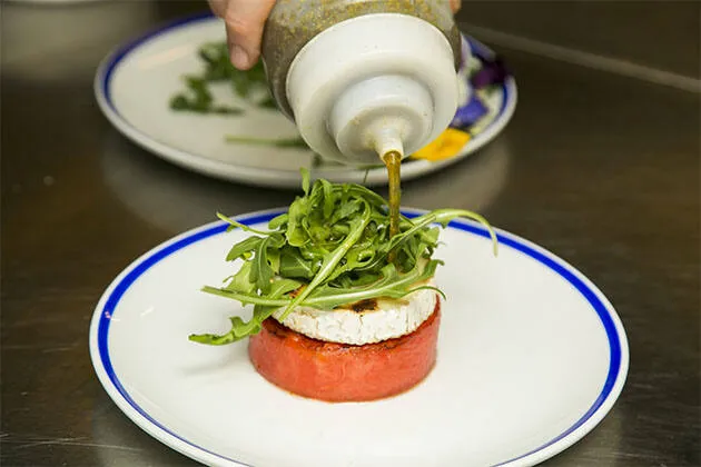 Síndria a la graella amb formatge de cabra i salsa sweet mint 
