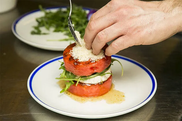 Síndria a la graella amb formatge de cabra i salsa sweet mint 