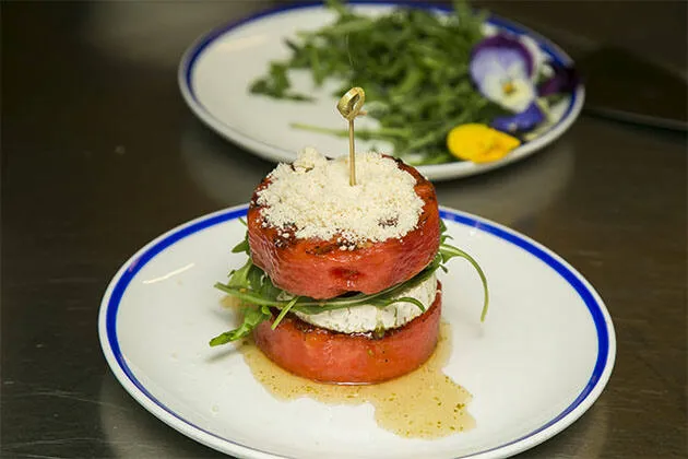 Síndria a la graella amb formatge de cabra i salsa sweet mint 