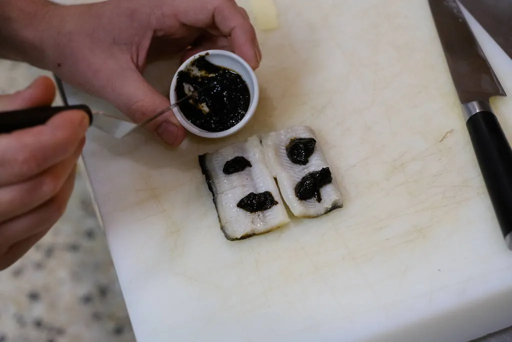 ‘Xapadillo’ de anguila con alga nori y jengibre