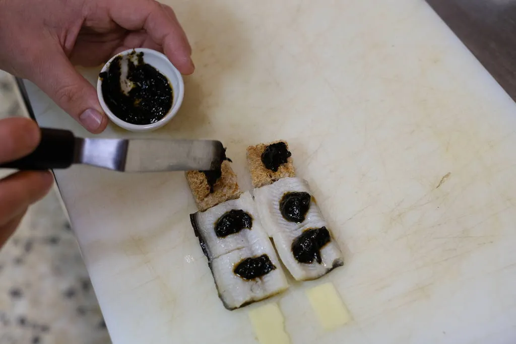 ‘Xapadillo’ de anguila con alga nori y jengibre
